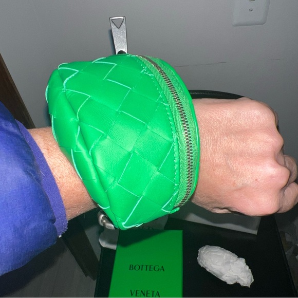 Bottega Veneta wrist pouch in parakeet green. - Picture 9 of 10
